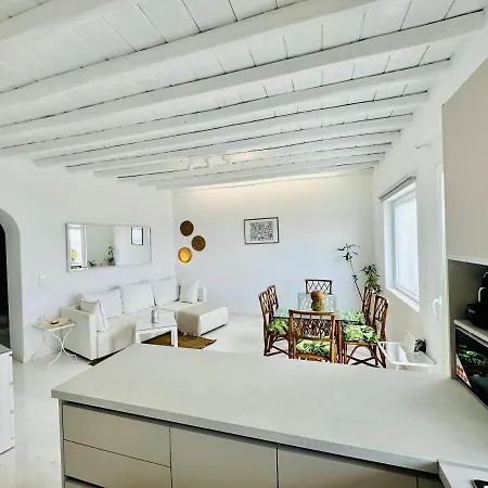 Golden Horizon Apartment *