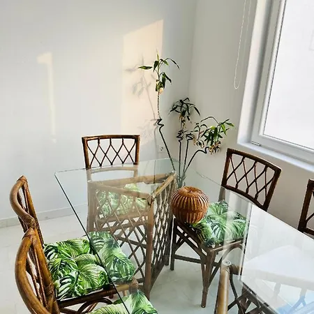 Golden Horizon Apartment *