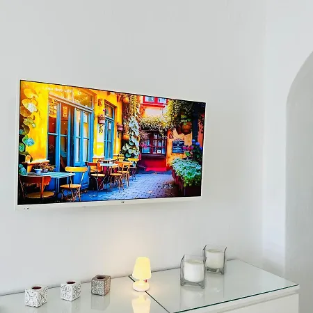 Golden Horizon Apartment *